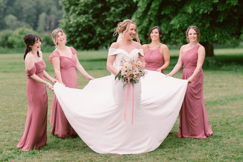 Pre-Ceremony Wedding Checklist - Bride and bridesmaids