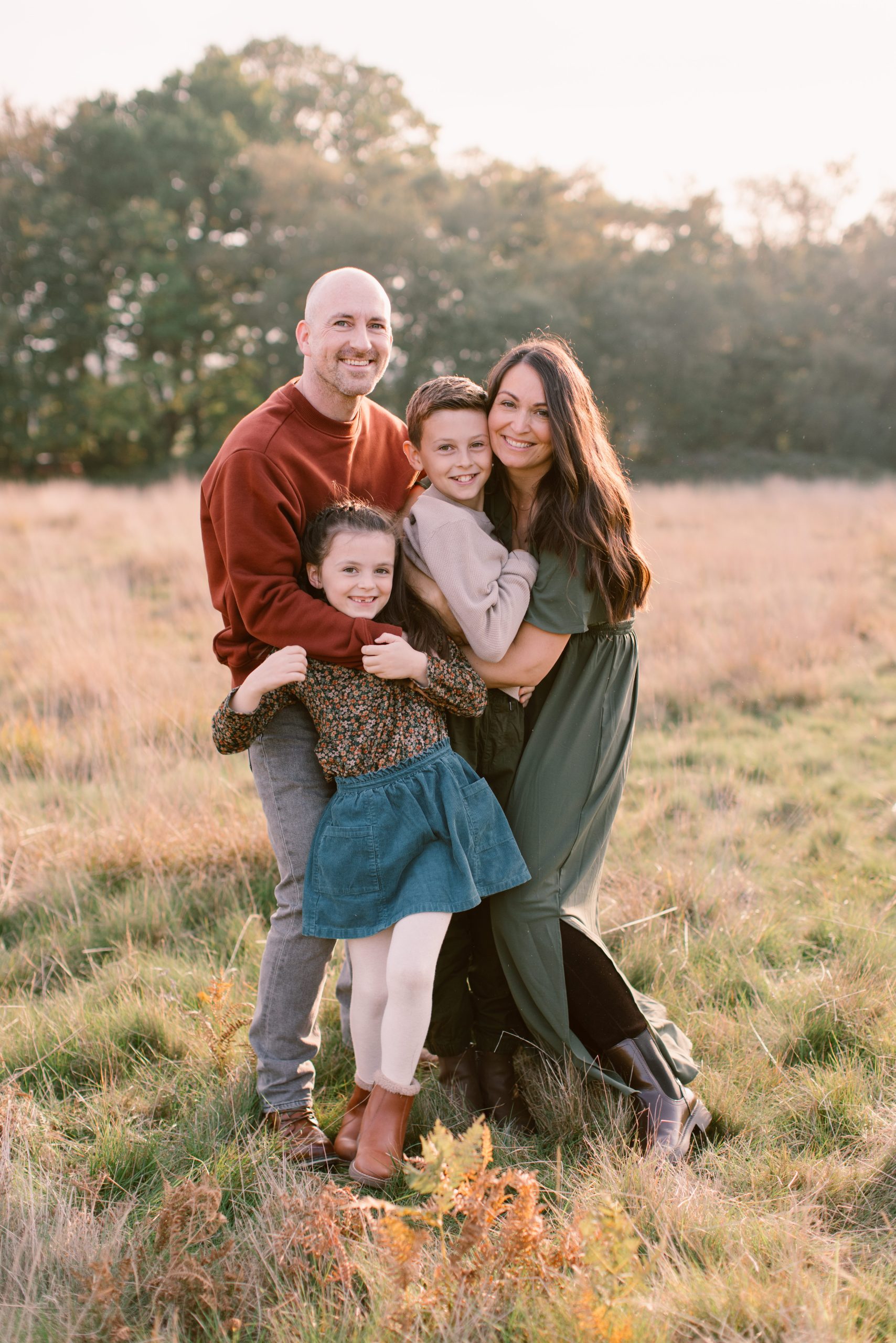 Hampshire Family Photographer 10 Family all cuddling together and smiling at the camera - Hampshire Family photographer
